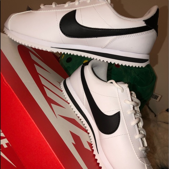 Nike Cortez Black and white size 6Y - Picture 1 of 3